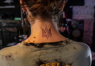 Πόλεμος στην Ουκρανία: Οι Ουκρανοί κάνουν τατουάζ για να υποστηρίξουν την αντίσταση