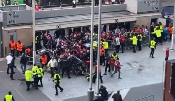 Λίβερπουλ: Δείτε το ντου εκατοντάδων οπαδών χωρίς εισιτήριο στο γήπεδο