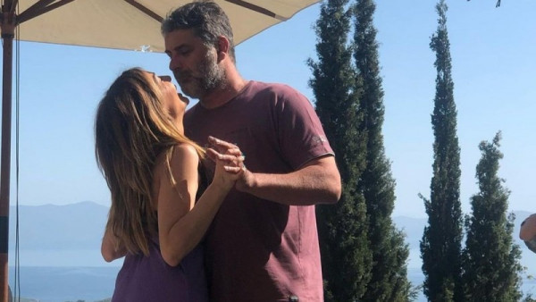 Βανδή-Μπισμπίκης: Παθιασμένα φιλιά στην παραλία της Θεσσαλονίκης