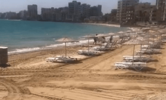 Βαρώσια: Επεκτείνει την οργανωμένη πλαζ το ψευδοκράτος, με ξαπλώστρες και ομπρέλες