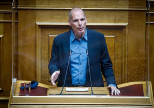 Βαρουφάκης για ΑΠΘ: Ο πρωθυπουργός καταργεί τις βιβλιοθήκες και εισάγει τη βία των ΜΑΤ στα πανεπιστήμια