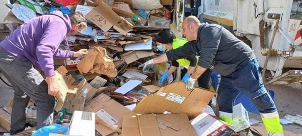 Γατάκια βρέθηκαν μέσα σε κοντέινερ ανακύκλωσης χαρτιού και σώθηκαν στο παρά πέντε