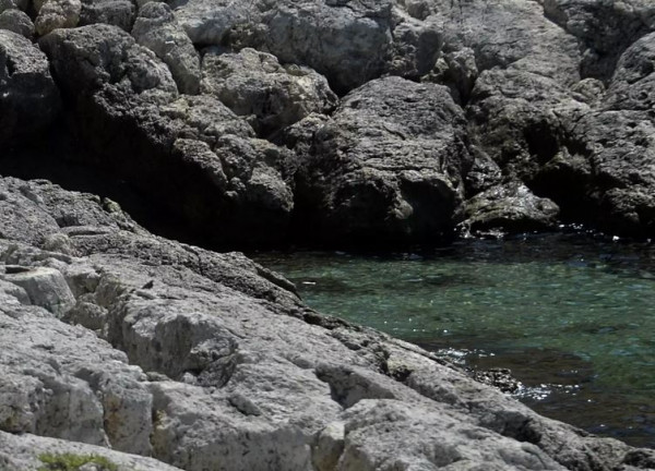 Σύρος: 37χρονος βρέθηκε νεκρός σε βράχια – Όλα δείχνουν αυτοκτονία