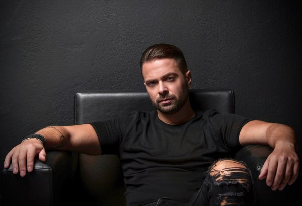 Ηλίας Βρεττός: Απαντά αν ετοιμάζεται να ανέβει τα σκαλιά της εκκλησίας με την αγαπημένη του