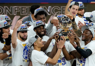 Η απονομή του τροπαίου στους Γουόριορς