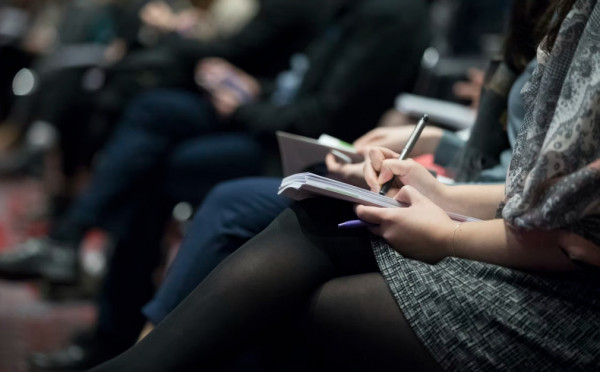 Deloitte: Οι εργαζόμενες γυναίκες αντιμετωπίζουν ανησυχητικά επίπεδα εργασιακής εξουθένωσης