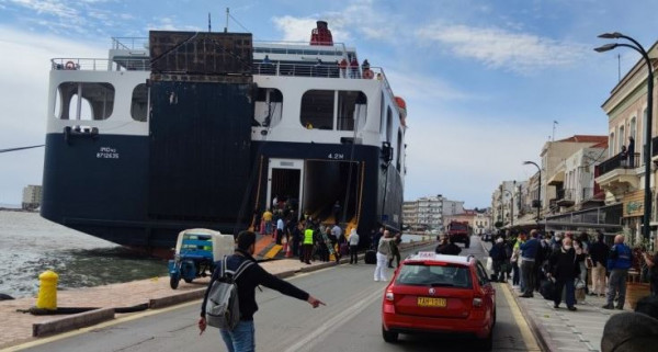 Έδεσε τελικά στο λιμάνι της Χίου το «Νήσος Σάμος» – Θα αναχωρήσει αφού επιθεωρηθεί