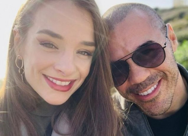 Μιχάλης Ζαμπίδης: Εύχεται «καλό μήνα» αγκαλιά με την εγκυμονούσα σύντροφό του