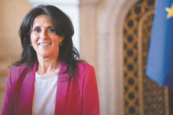 Χρυσούλα Ζαχαροπούλου: Μια κόρη της Σπάρτης στην κυβέρνηση του Μακρόν