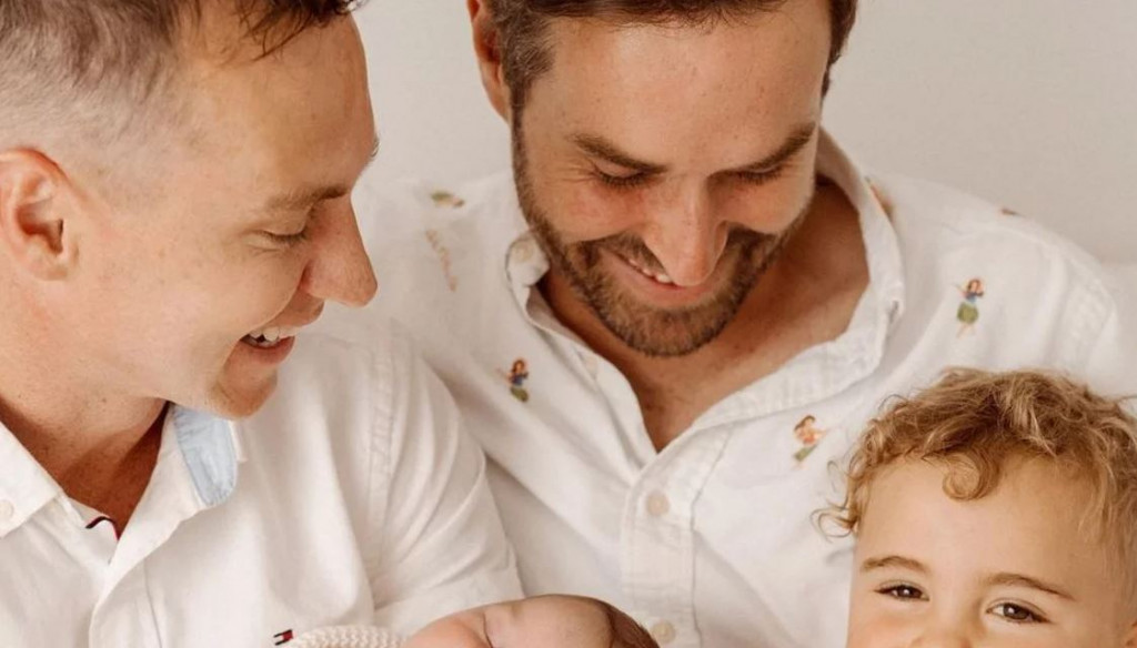 Ζευγάρι ομοφυλόφιλων απέκτησε κοριτσάκι – Η άγνωστη που προσφέρθηκε μέσω Instagram και ο Γολγοθάς τους