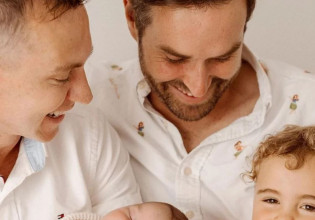 Ζευγάρι ομοφυλόφιλων απέκτησε κοριτσάκι – Η άγνωστη που προσφέρθηκε μέσω Instagram και ο Γολγοθάς τους