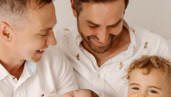 Ζευγάρι ομοφυλόφιλων απέκτησε κοριτσάκι – Η άγνωστη που προσφέρθηκε μέσω Instagram και ο Γολγοθάς τους