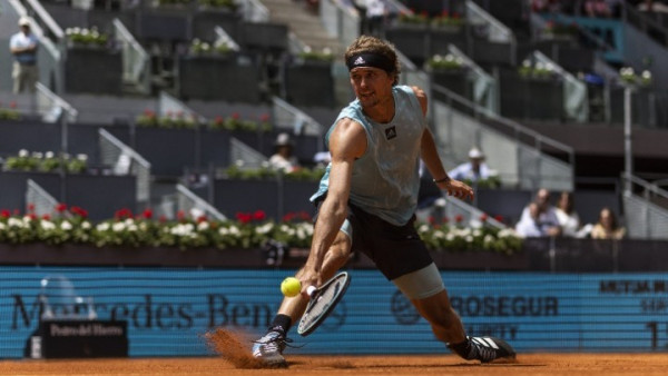 Δυσκολεύτηκε, αλλά προκρίθηκε στους «16» της Μαδρίτης ο Ζβέρεφ