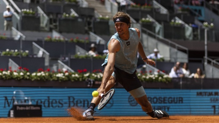 Δυσκολεύτηκε, αλλά προκρίθηκε στους «16» της Μαδρίτης ο Ζβέρεφ