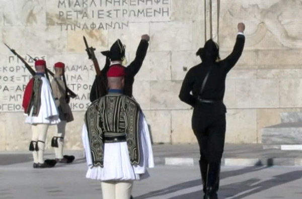 Γενοκτονία των Ποντίων: Συγκίνηση στην αλλαγή φρουράς στον Άγνωστο Στρατιώτη με Εύζωνες που φορούν την ποντιακή στολή