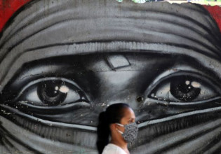 Επιτροπή: Πράσινο φως στην κατάργηση της μάσκας – Σε ποιους χώρους την πετάμε