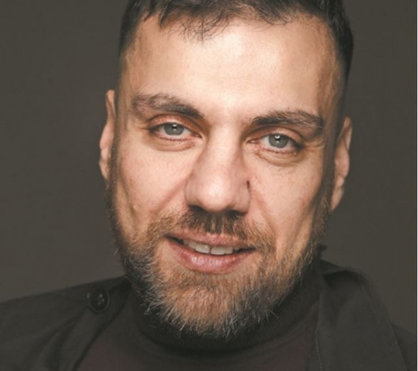 Θέμης Καραμουρατίδης: «Ως γενιά φάγαμε πολύ απολιτίκ στο κεφάλι»