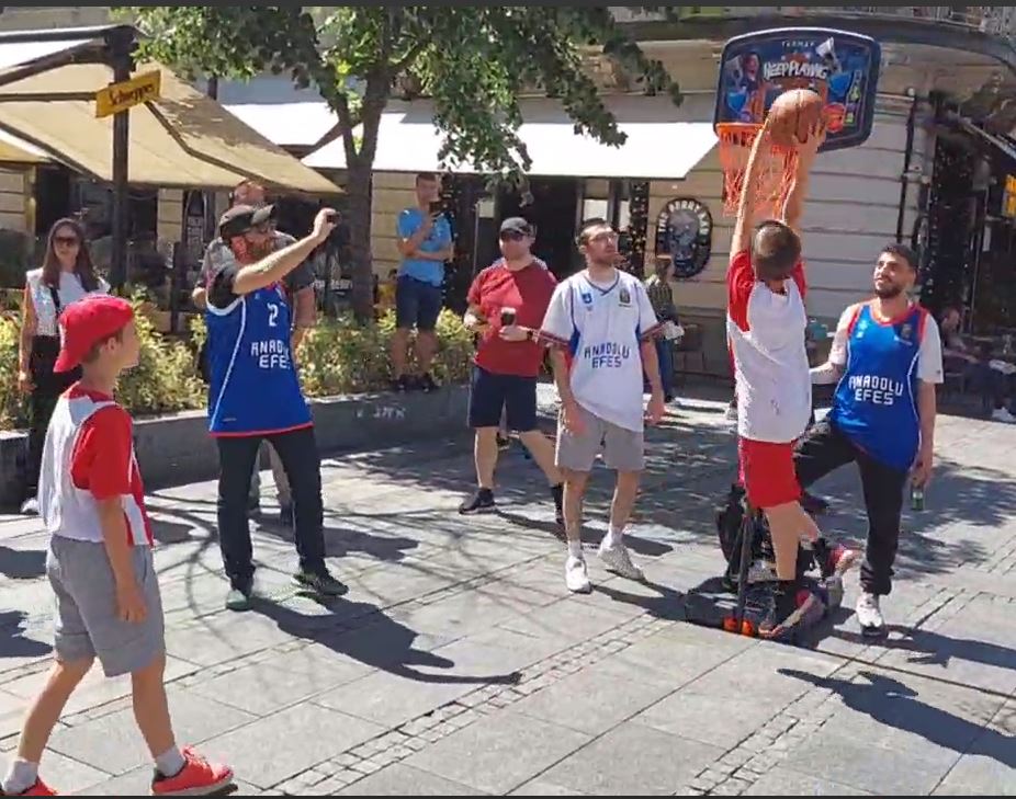 Final 4:Το in στο Βελιγράδι – Τούρκοι φίλαθλοι της Εφες μαζί με Ολυμπιακούς παίζουν μπάσκετ