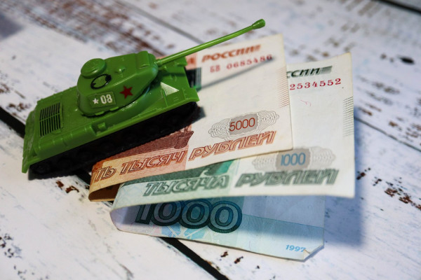 Ρούβλι: Συνεχίζεται το ράλι του ρωσικού νομίσματος – Προς νέα χαλάρωση των capital controls