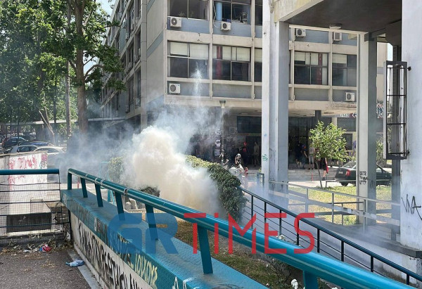 Θεσσαλονίκη: Νέα ένταση με πέτρες και χημικά στο ΑΠΘ