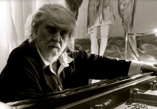 «Πιστεύω ότι η μουσική είναι επιστήμη» – Μια σπάνια συνέντευξη του Βαγγέλη Παπαθανασίου στον Θανάση Λάλα