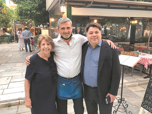 Όταν ο πρεσβευτής συνάντησε τον… ξάδερφο στην Πλάκα