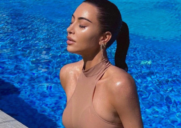Κιμ Καρντάσιαν: Δεν χωράει στο μπικίνι της – Φωτογραφίζεται με μαγιό που αφήνει ελάχιστα στη φαντασία