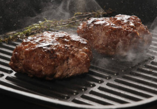Φτιάχνετε τα μπιφτέκια με λευκό ψωμί; Πρέπει να σταματήσετε αμέσως