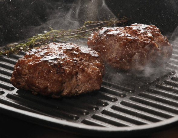 Φτιάχνετε τα μπιφτέκια με λευκό ψωμί; Πρέπει να σταματήσετε αμέσως