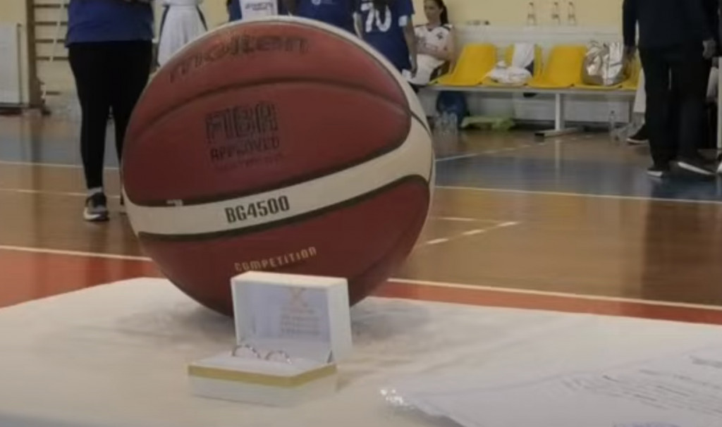 Νάξος: Ο πρώτος γάμος σε γήπεδο μπάσκετ – Γαμπρός και νύφη παντρεύτηκαν μέσα στο παρκέ