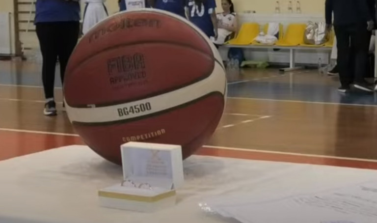 Νάξος: Ο πρώτος γάμος σε γήπεδο μπάσκετ – Γαμπρός και νύφη παντρεύτηκαν μέσα στο παρκέ