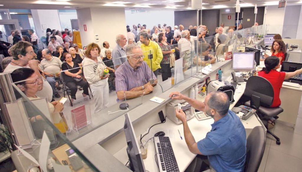 Μικρομεσαίοι καταθέτες τραπεζών: Οι περιφρονημένοι συγγενείς του τραπεζικού μας συστήματος