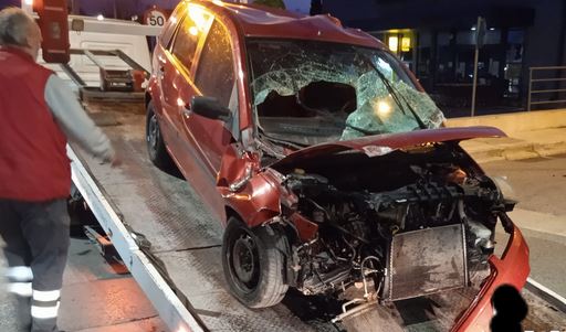 Θεσσαλονίκη: Αυτοκίνητο «καρφώθηκε» στα κιγκλιδώματα - Στο νοσοκομείο ο οδηγός