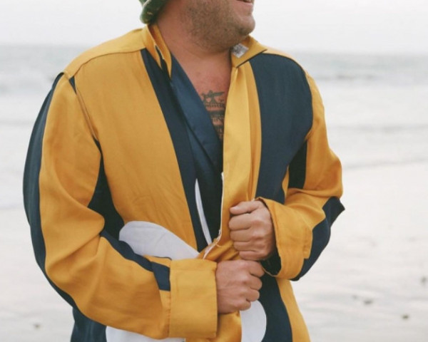 Από άρχοντας της κωμωδίας, το απόλυτο fashion icon – Ο ηθοποιός που υπόσχεται να μας μάθει να ντυνόμαστε