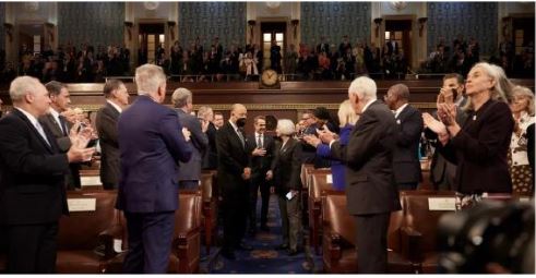 Και μετά τα χειροκροτήματα, επιστροφή από τις ΗΠΑ, αλλά όχι με άδεια χέρια