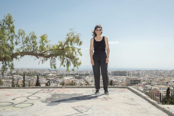 Η Σοφία Μαυραγάνη μιλάει στο in για μια παράσταση που «ανεβαίνει» σε στούντιο νυχιών, καφενείο και υδραγωγείο