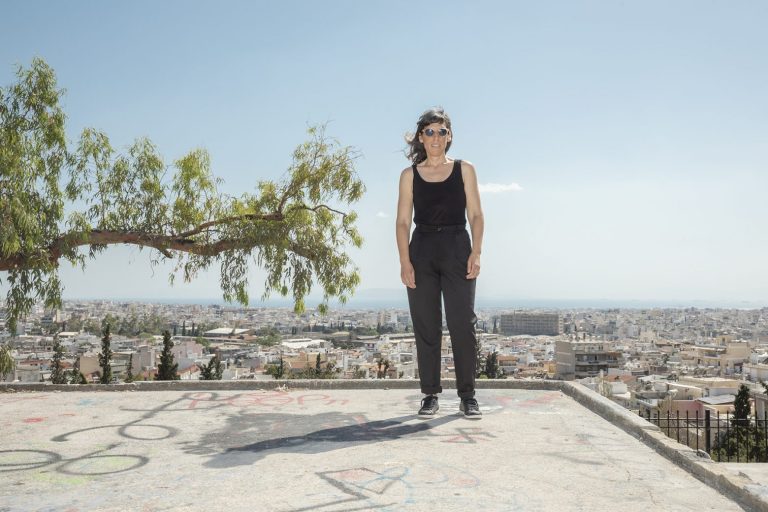 Η Σοφία Μαυραγάνη μιλάει στο in για μια παράσταση που «ανεβαίνει» σε στούντιο νυχιών, καφενείο και υδραγωγείο