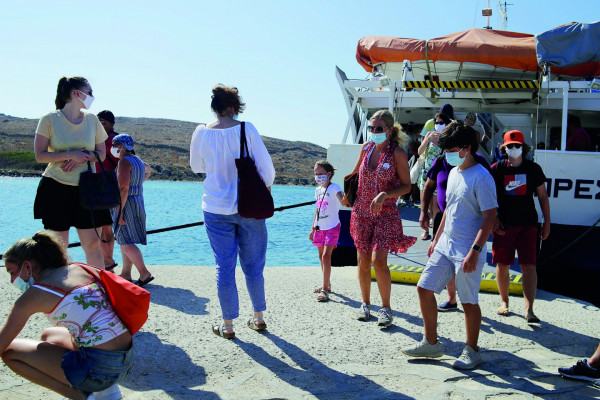 Μάσκα: Σε σύγχυση πολίτες και τουρίστες για τις εξαιρέσεις για τη χρήση της