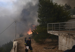 Φωτιά στη Βούλα: Άνοιξε σχολείο για τη φιλοξενία των κατοίκων του Πανοράματος