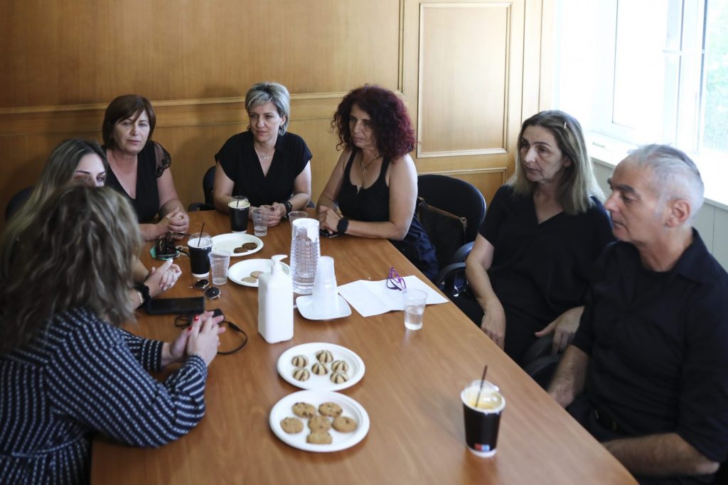 Οι γονείς του Άλκη και οι γονείς των θυμάτων των γυναικοκτονιών γραφείο της υφυπουργού Ισότητας