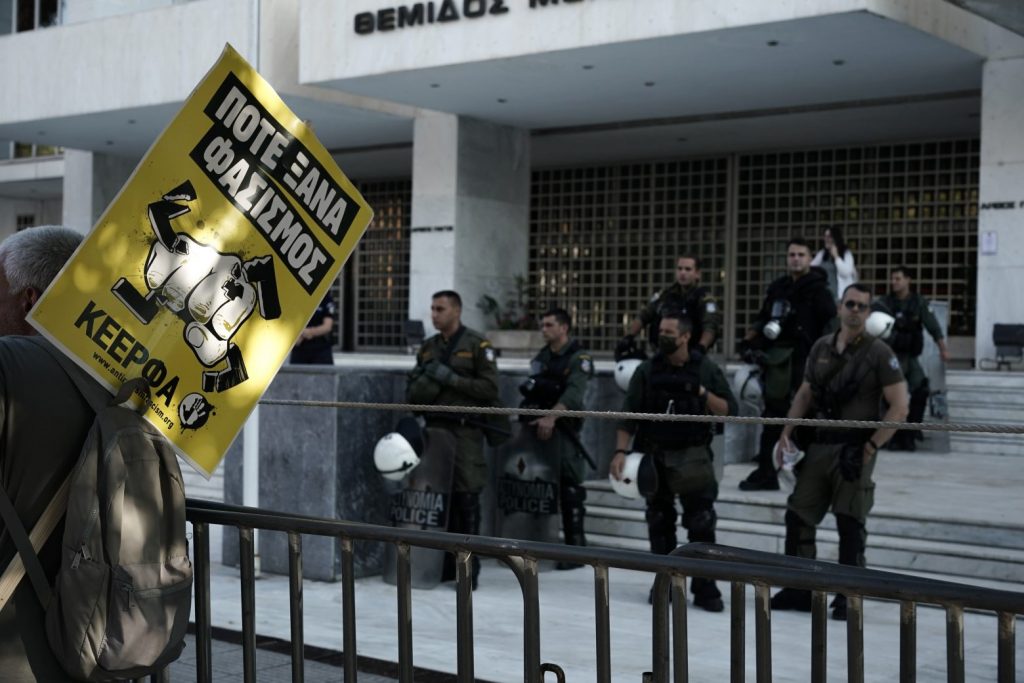 Δίκη Χρυσής Αυγής: Διέκοψε το δικαστήριο για να φτάσουν οι δικηγόροι που καθυστέρησαν λόγω της αντιφασιστικής συγκέντρωσης