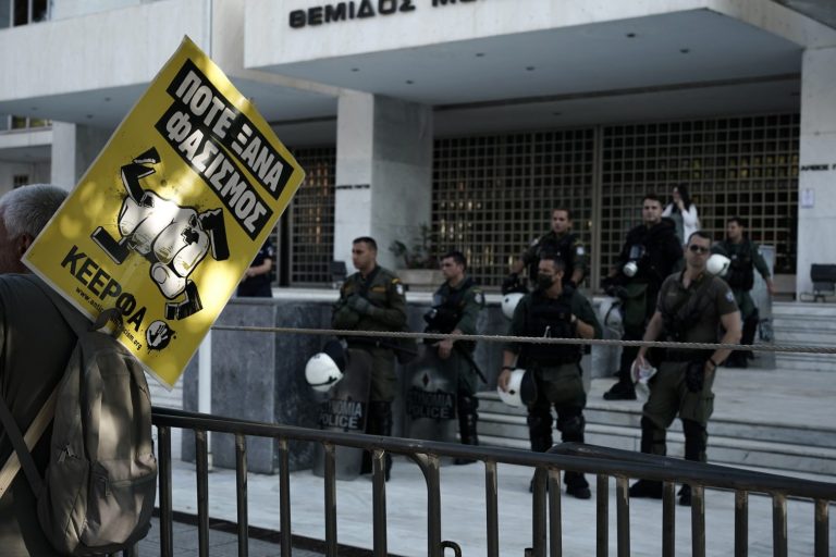 Δίκη Χρυσής Αυγής: Διέκοψε το δικαστήριο για να φτάσουν οι δικηγόροι που καθυστέρησαν λόγω της αντιφασιστικής συγκέντρωσης