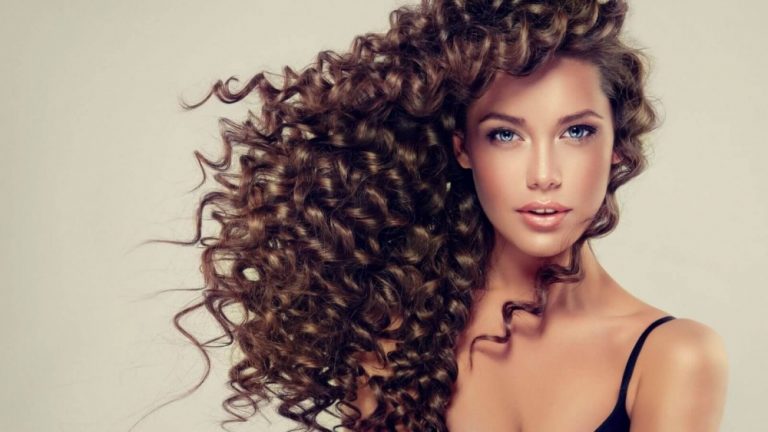 Σγουρά μαλλιά: Πως να τα χτενίσεις και να τα περιποιηθείς το καλοκαίρι