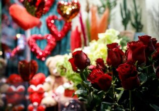 Απύθμενο θράσος: Παρήγγειλε ανθοδέσμη για τη γυναίκα αλλά και την… ερωμένη του