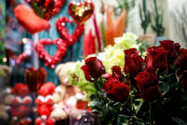 Απύθμενο θράσος: Παρήγγειλε ανθοδέσμη για τη γυναίκα αλλά και την… ερωμένη του