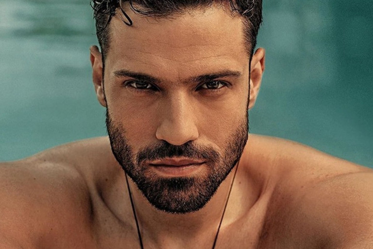 Κωνσταντίνος Αργυρός: «Βάζει» φωτιές με νέα φωτογραφία στο Instagram – Γυμνός στο κρεβάτι