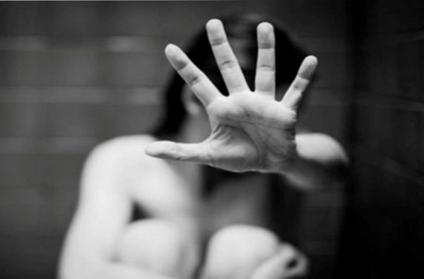 Κρήτη: Σοκαριστική υπόθεση στα Μάλια – Συνελήφθη Βρετανός για τον βιασμό της κόρης του