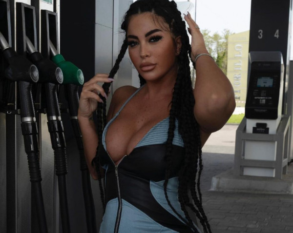 Η καυτή τηλεπερσόνα που… μας καλεί να την απολαύσουμε