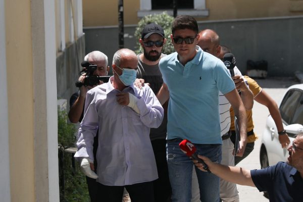 Γυναικοκτονία στο Κουκάκι: «Καίνε» τον 55χρονο δράστη τα παιδιά του