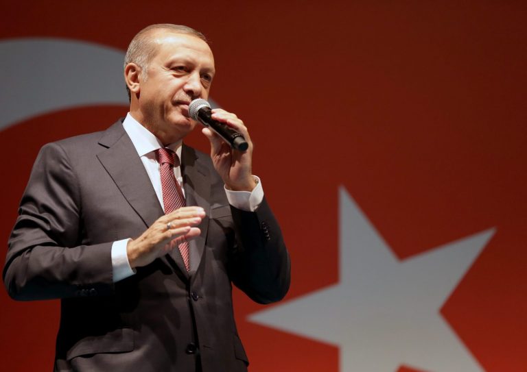 Η τουρκική οικονομία υποχρεώνει τον Ερντογάν να προσκυνήσει τους «εχθρούς» του